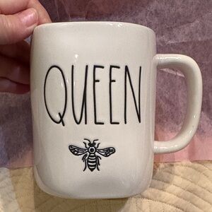 Rae Dunn Artisan Collection engraved Queen & Bee Weighted Yellow Inside mug